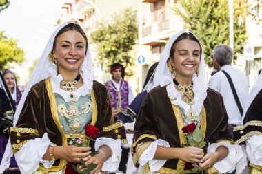 Geleneksel Sardunyalı kostüm güzel gülümseyen kız