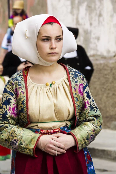 サルデーニャの伝統的な衣装のパレード — ストック写真
