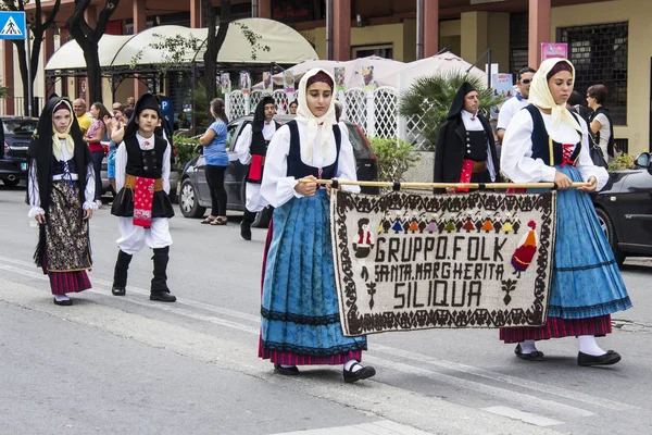 Santa Margherita di Pula halk Grubu'nun geçit töreni