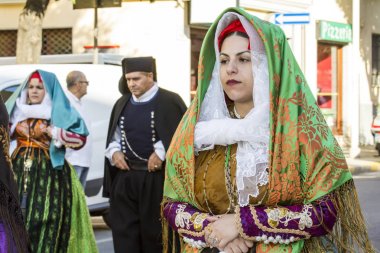 Geleneksel Sardunyalı kostüm portre