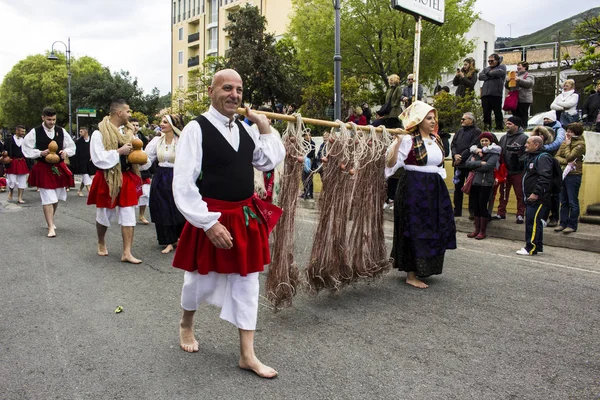 Desfile en traje tradicional de Cerdeña — Foto de Stock