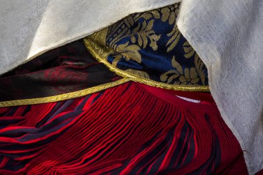 Sardunyalı geleneksel kostüm