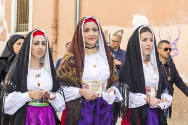 Sardunyalı kostüm portre
