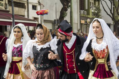 Sardunyalı kostüm portre