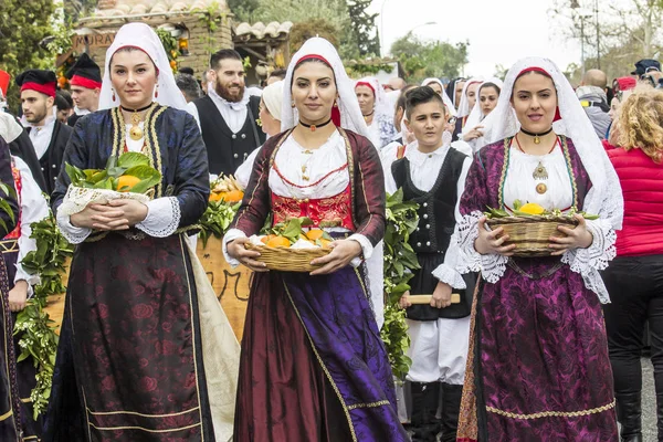 Sardunyalı geleneksel kostüm içinde geçit töreni