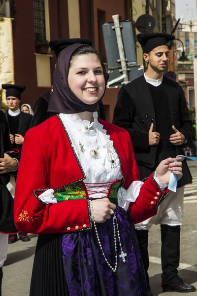 Sorrisos em traje sardo — Fotografia de Stock