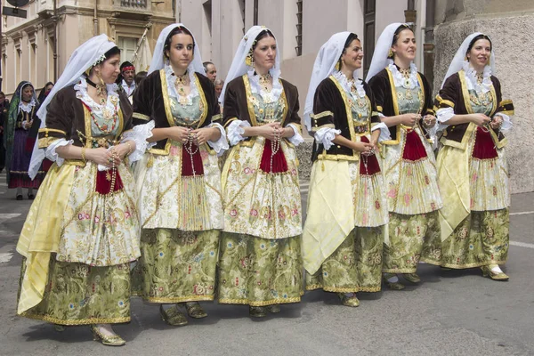 Παρέλαση με Σαρδηνίας παραδοσιακή φορεσιά — Φωτογραφία Αρχείου