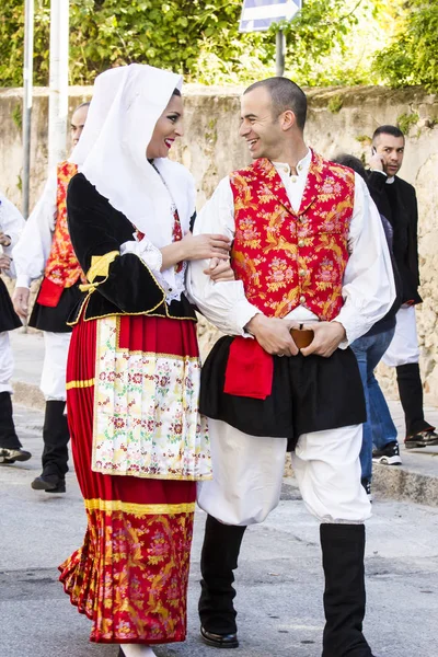 Sardunyalı geleneksel kostüm içinde geçit töreni — Stok fotoğraf