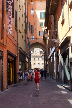 Bologna sokaklarda turistler