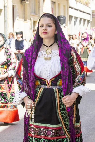 Geleneksel Sardunyalı kostüm portre