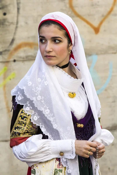 Портрет в традиционном сардинском костюме — стоковое фото