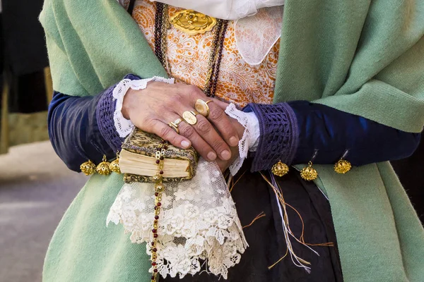 Λεπτομέρεια από μια παραδοσιακή φορεσιά της Σαρδηνίας — Φωτογραφία Αρχείου