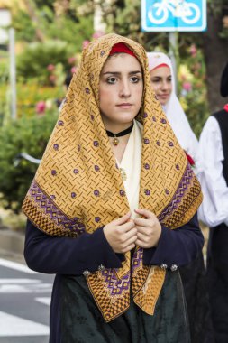 Geleneksel Sardunyalı kostüm portre