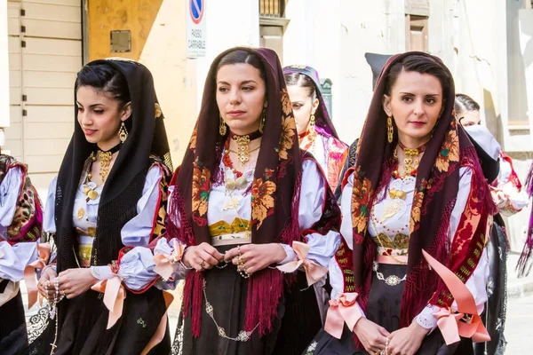 Retratos em traje tradicional da Sardenha — Fotografia de Stock