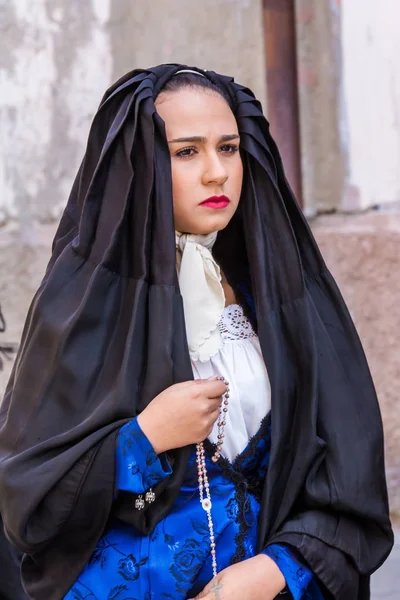 卡利亚里 意大利 2016年5月1日 360 宗教游行的圣 Efisio 一个美丽的女人身穿传统撒丁岛服装的肖像 撒丁岛 — 图库照片