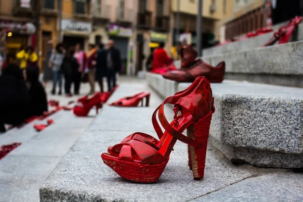 Cagliari, İtalya - 25 Kasım 2017: Zapatos Rojolar Elina Chauvet yakınındaki Via Garibaldi - Sardunya tarafından
