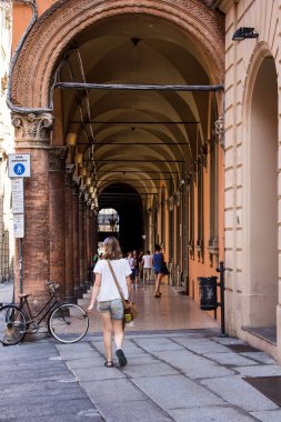 Bologna, İtalya - 22 Temmuz 2017: arcades tarihi merkezinin - Sardunya