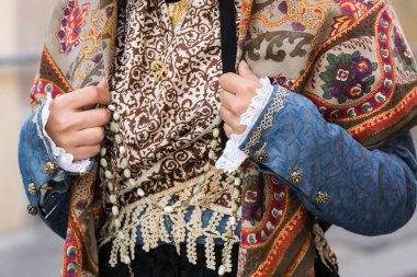 Cagliari, İtalya - 1, 2014:358 alayı bileğinde di Sant'Efisio, geleneksel Sardunyalı kostüm - Sardunya detayını Mayıs