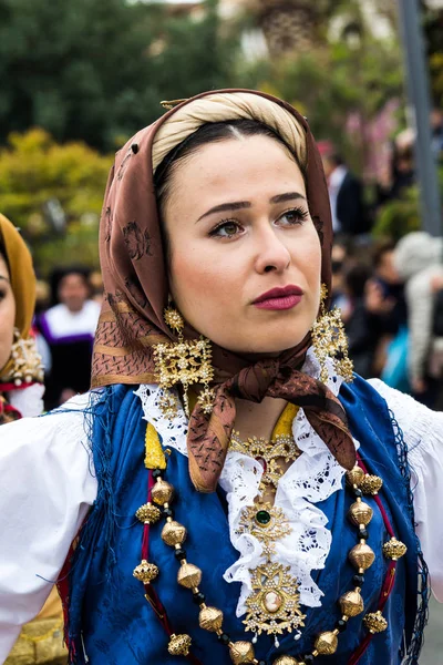 Muravera, İtalya - 2 Nisan 2017: 45 Narenciye Festivali, portre Sardunyalı geleneksel kostüm - Sardunya