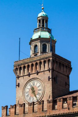 Bologna, İtalya - 22 Temmuz 2017: Piazza Maggiore, Palazzo d'Accursio veya olan şu anda Belediye Binası - Emilia Romagna Comunale Saat Kulesi