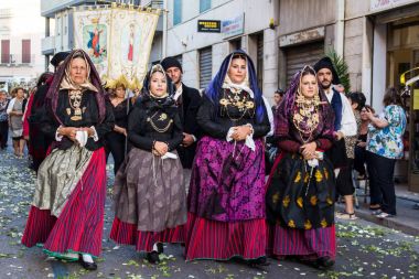 Quartu S.E., İtalya - 13 Eylül 2017: Alay bileğinde di Sant'Elena geçit töreni geleneksel Sardunyalı kostümleri - Sardunya