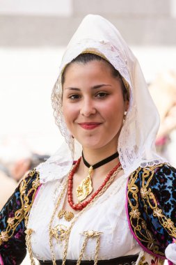 1, bir alayı bileğinde Sant'Efisio 2015:359, geçit töreni geleneksel Sardunyalı kostümleri - Sardunya Cagliari, İtalya - Mayıs