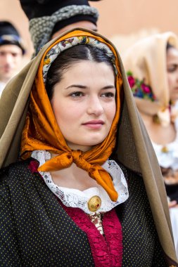 Cagliari, İtalya - ebilmek 1, 2016:360 Festa di Sant'Efisio, geleneksel Sardunyalı kostüm - Sardunya giyen güzel bir kadın portresi