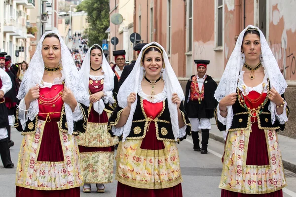 1, 2017:361 dini alayı Sant'Efisio in, geçit töreni geleneksel Sardunyalı kostümleri - Sardunya Cagliari, İtalya - Mayıs