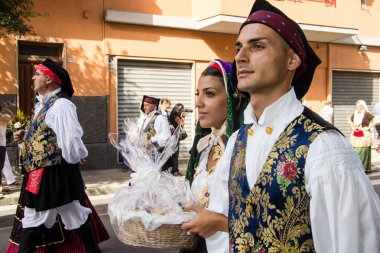 Selargius, İtalya - 8 Eylül 2013: Eski düğün, geçit töreni Sardunyalı geleneksel kostümleri - Sardinya Selargino