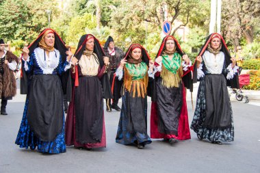 Selargius, İtalya - 8 Eylül 2013: Eski düğün, geçit töreni Santadi folklor gurubu - Sardinya Selargino