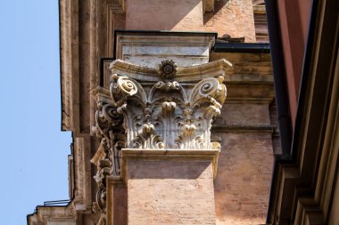 Bologna, İtalya - 22 Temmuz 2017: binaların üzerinden dell'Indipendenza - Emilia Romagna bölgesindeki detay