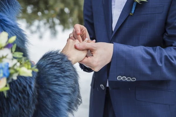 Sluit de bruidegom Doe de trouwring om bruid — Stockfoto