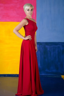 Kırmızı uzun elbiseli güzel genç kadın.