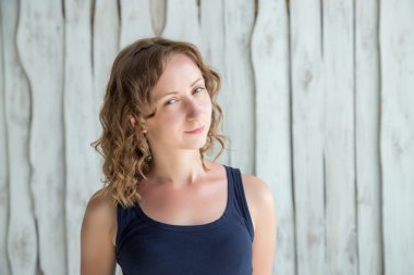 Güzel genç kadın kameraya bakarak ve gülümseyen