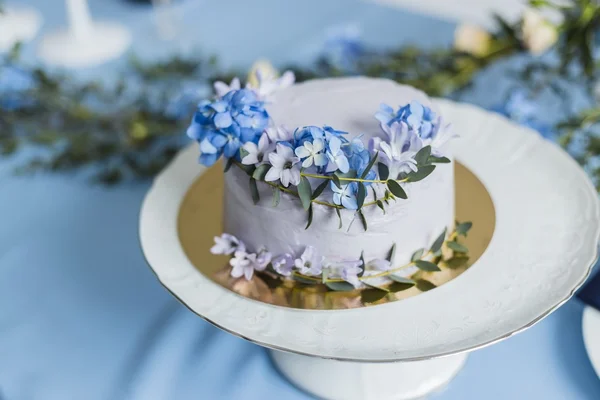 웨딩 케이크와 아름 다운 꽃 장식 — 스톡 사진