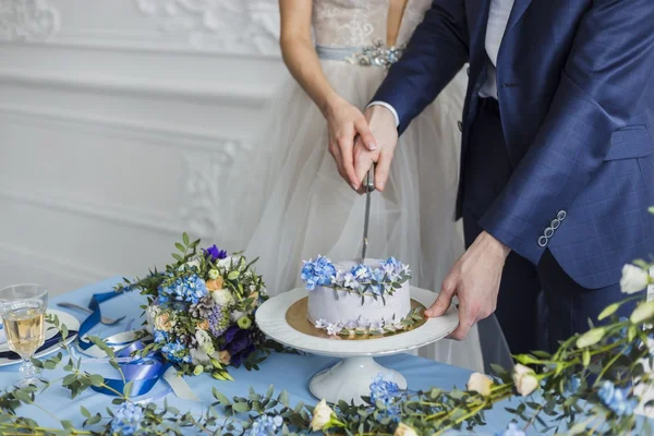 Bruid en bruidegom op wedding snijden de taart — Stockfoto