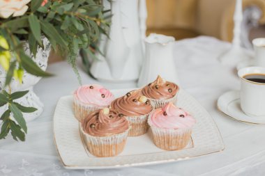 Düğün süslemeleri alanı - beyaz tablosu ile buket ve cupcakes