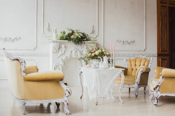Düğün süslemeleri alanı - beyaz tablosu ile buket ve cupcakes — Stok fotoğraf