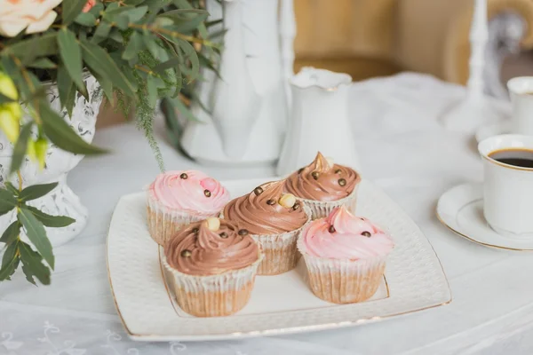 Zona de decoración de bodas - mesa blanca con ramo y cupcakes —  Fotos de Stock