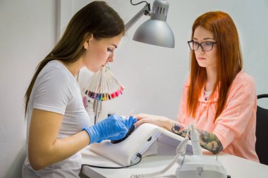 kadın bir tırnak salonu manikür bir güzellik uzmanı tarafından alma