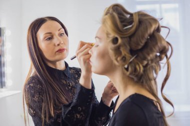 Atış kapatın. Profesyonel makyöz göz farı uygulamak