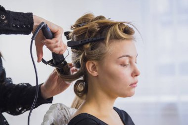Profesyonel kuaför saç modeli için genç kadın - bukleler yapma güzel yapıyor