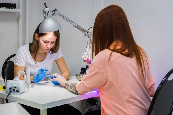 Pintura de uñas con pincel en salón de uñas —  Fotos de Stock