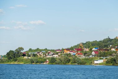 Küçük beyaz çiçekler ve yeşil yaprakları Bahçe üstten görünüm