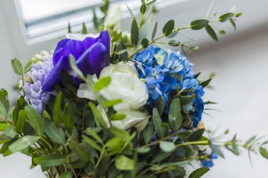 Düğün buketi ve yüzük kapat