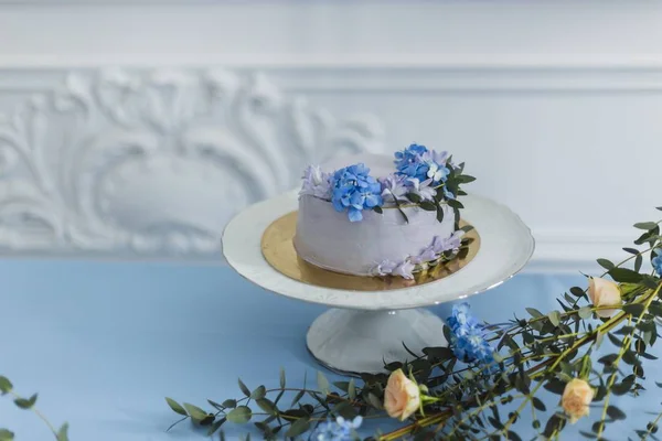Decorações de casamento com bolo e belas flores — Fotografia de Stock