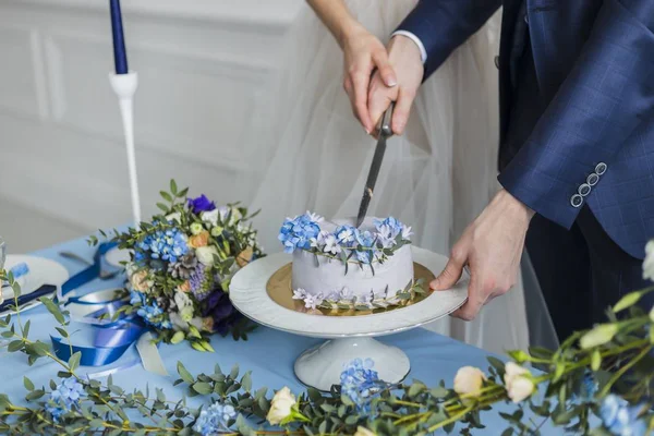신부와 신랑 결혼식 케이크 절단 — 스톡 사진