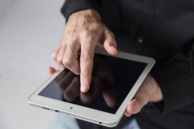 Genç işadamı tablet tutar.