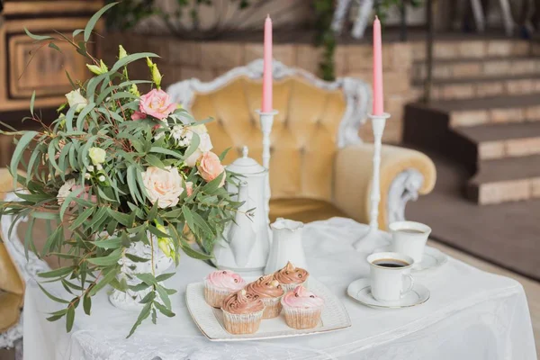 Svatební dekorace tabulka zóna - bílé s kytici a koláčky — Stock fotografie