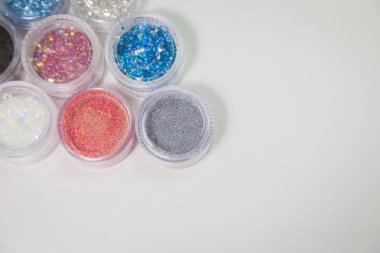 Parlak pırıltılar şeffaf kavanozlarda ayarla